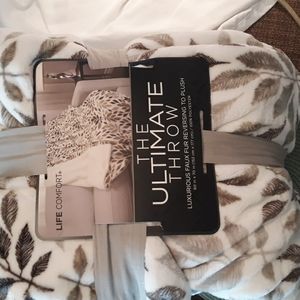 NIP  THE ULTIMATE Reversible THROW 60"×70" by Life Comfort 100% Poly Faux Fur